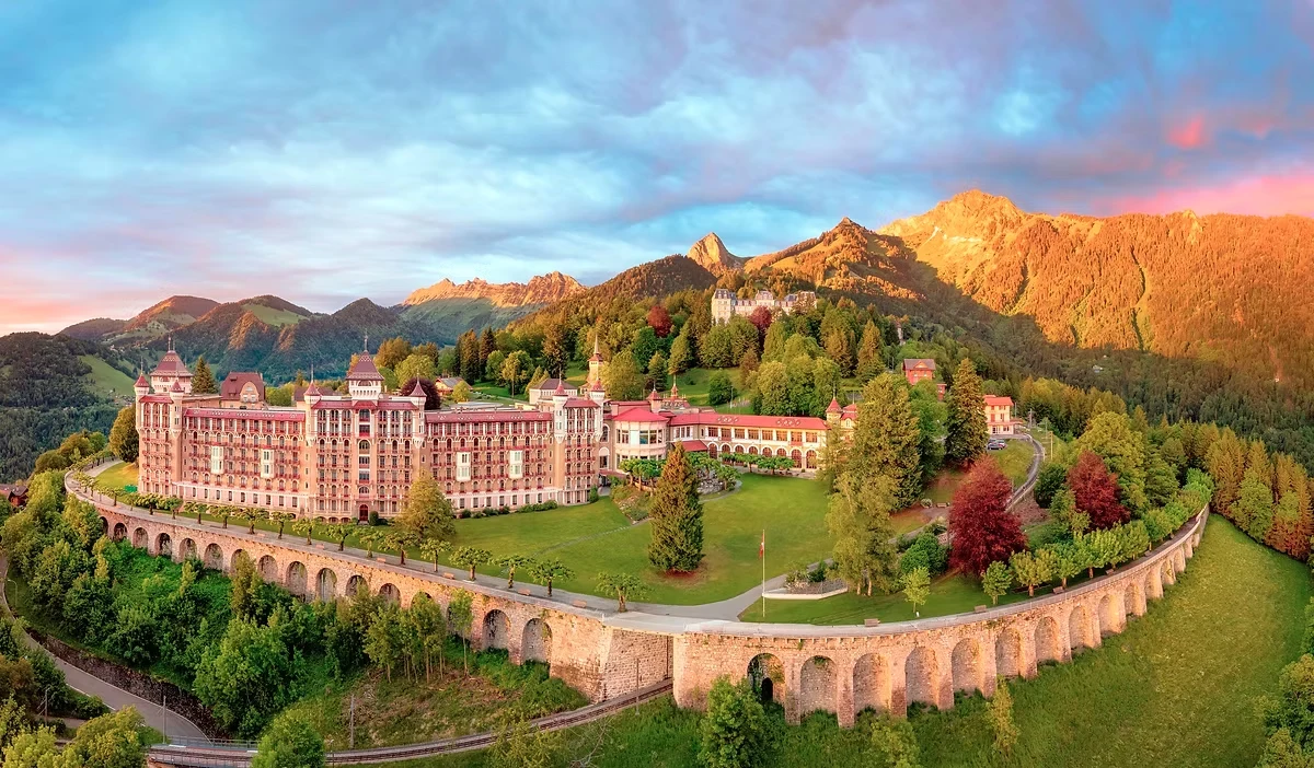 Le Caux Palace au coucher du soleil